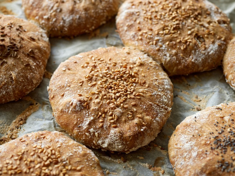 DinkelbrÃ¶tchen auf einem Backblech.