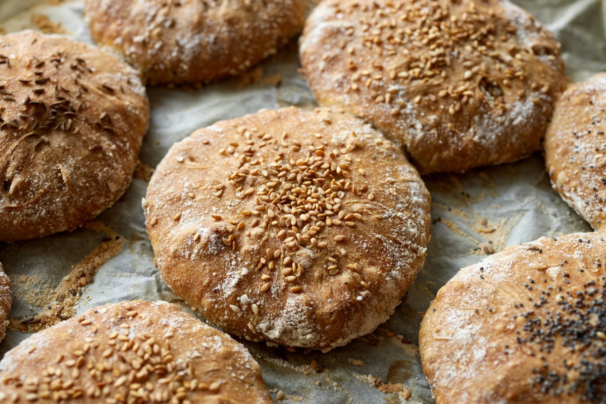 DinkelbrÃ¶tchen auf einem Backblech.