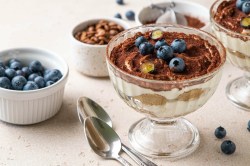 Frühstücks-Tiramisu, dekoriert mit Heidelbeeren.