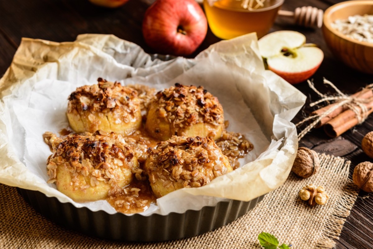 Gebackene Äpfel mit Haferflocken und Walnüssen in einer Kuchenform.