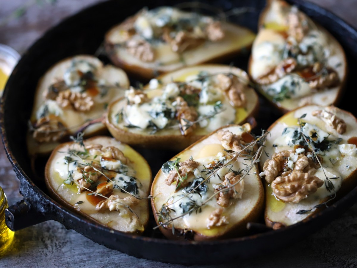 Pfanne gefüllt mit gebackenen Birnen mit Gorgonzola