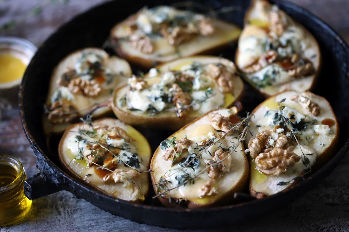 Pfanne gefüllt mit gebackenen Birnen mit Gorgonzola