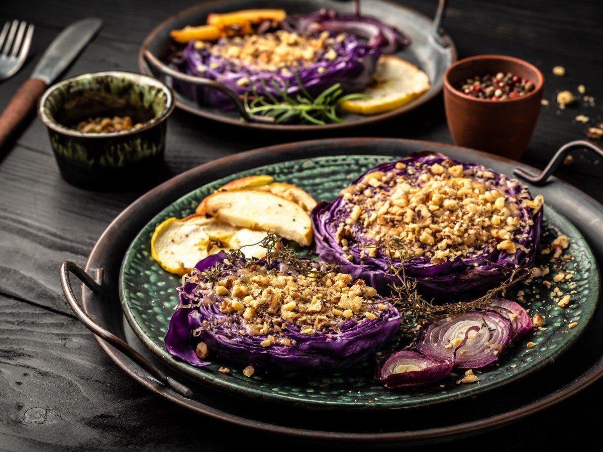 Gebackener Rotkohl mit Nüssen: Wohlfühl-Abendessen für die kalte Jahreszeit