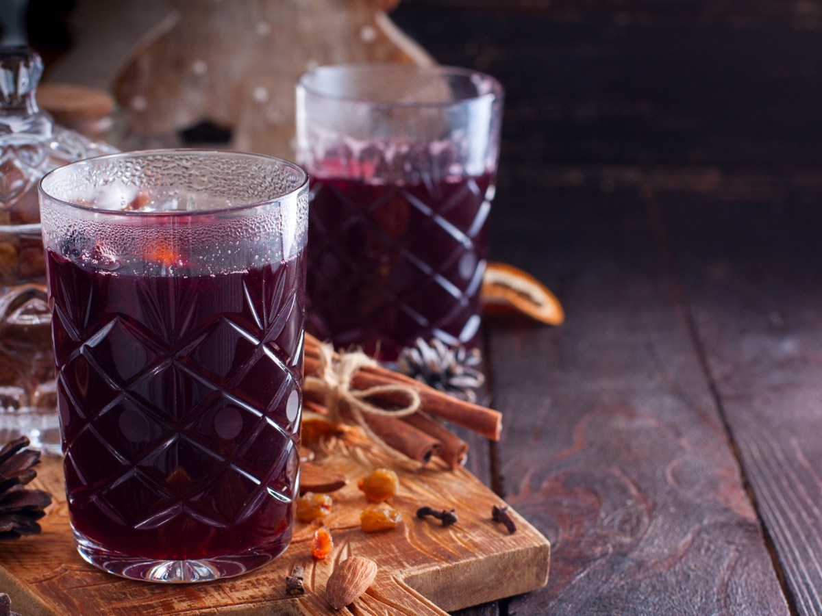 Glögg: wärmendes Wintergetränk in der Weihnachtszeit