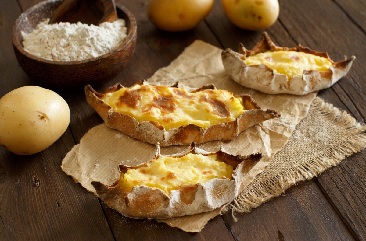 Karelische Piroggen mit Kartoffelfüllung.