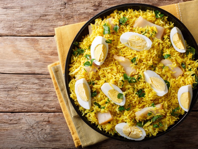 Eine Schüssel Kedgeree mit Ei und Fisch.