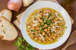 Ein Teller Kichererbsen-Zwiebel-Suppe.