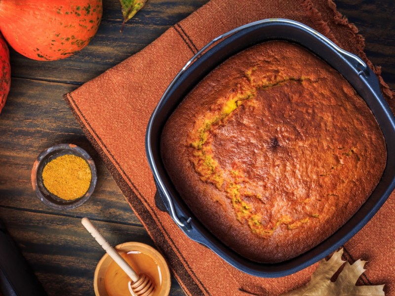 Kürbis-Apfel-Kuchen aus dem Airfryer in der Draufsicht.