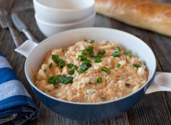 Eine Schüssel Lachs-Eiersalat.