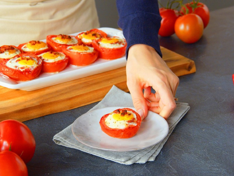 Brett mit gefüllten Tomaten