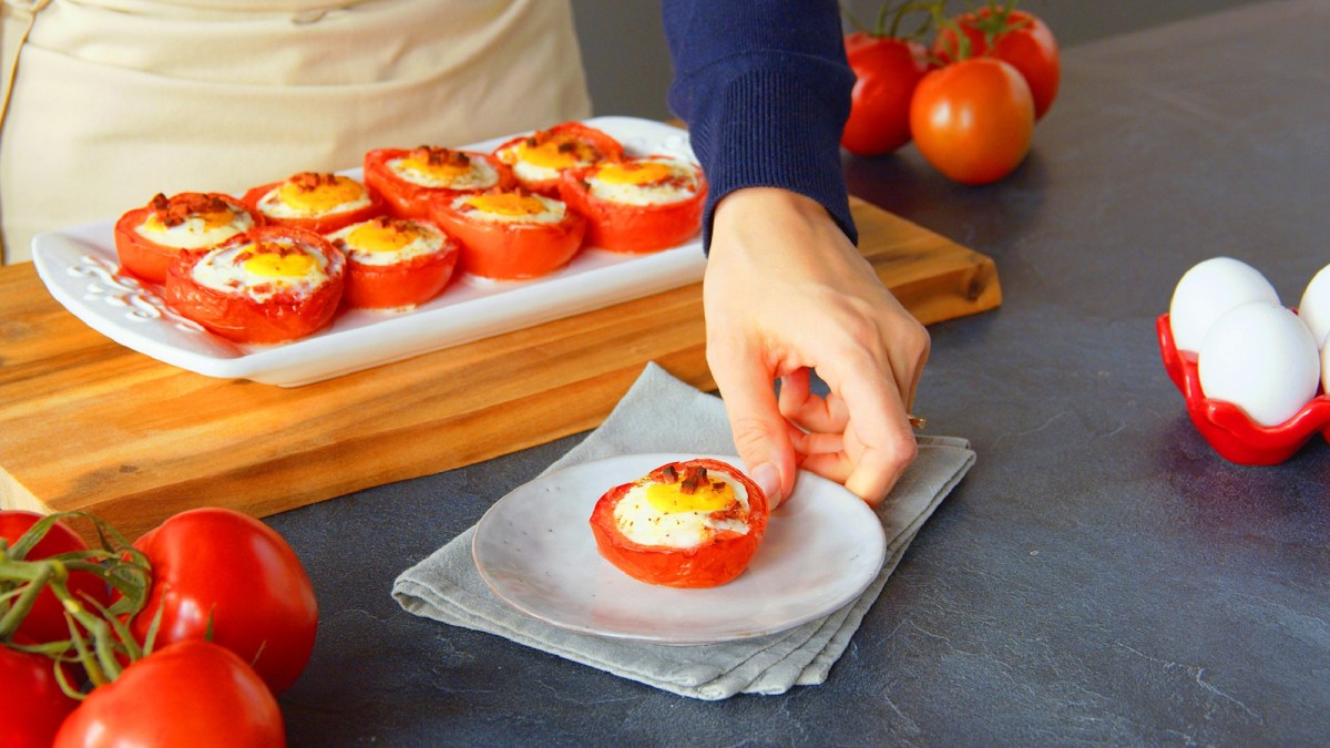 Brett mit gefüllten Tomaten