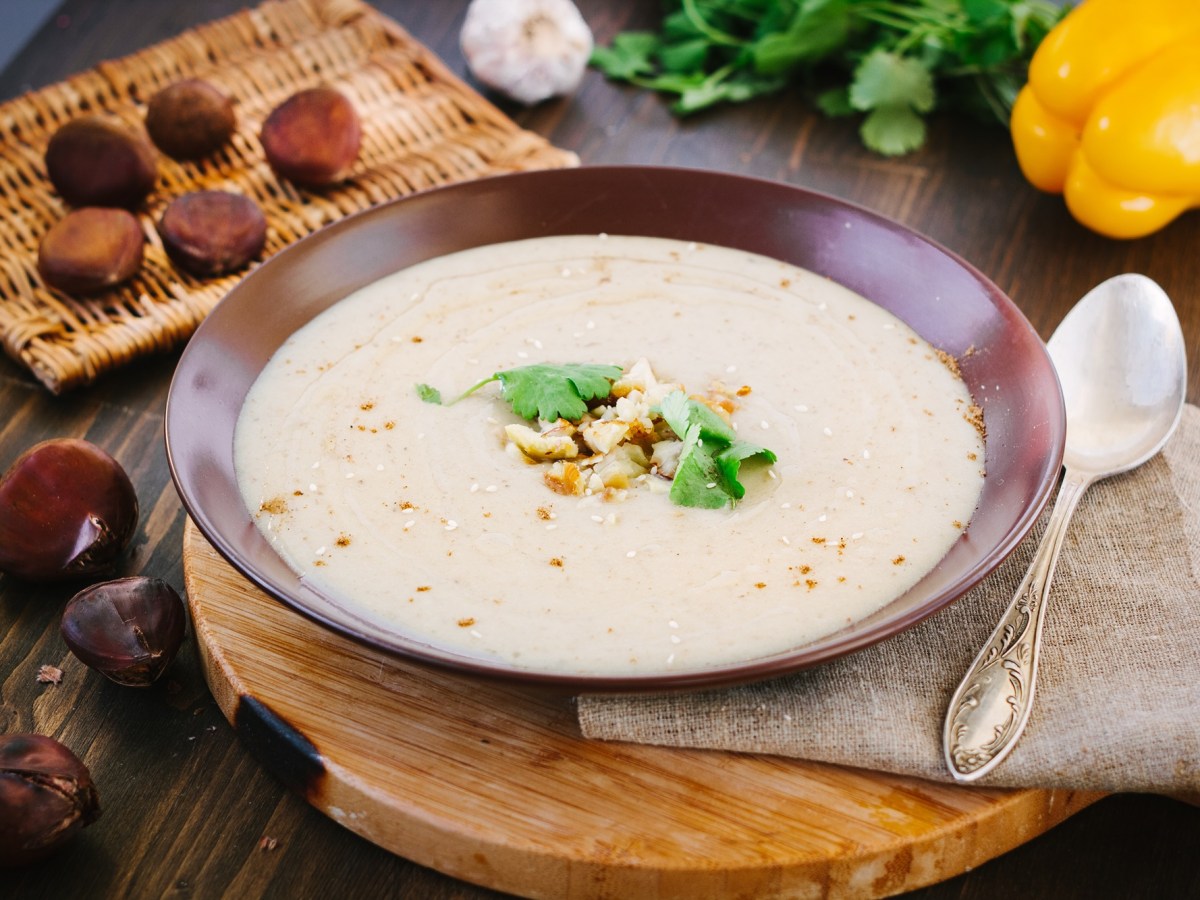 Würzig, cremig, herbstlich: Koche eine Maronensuppe mit Bergkäse