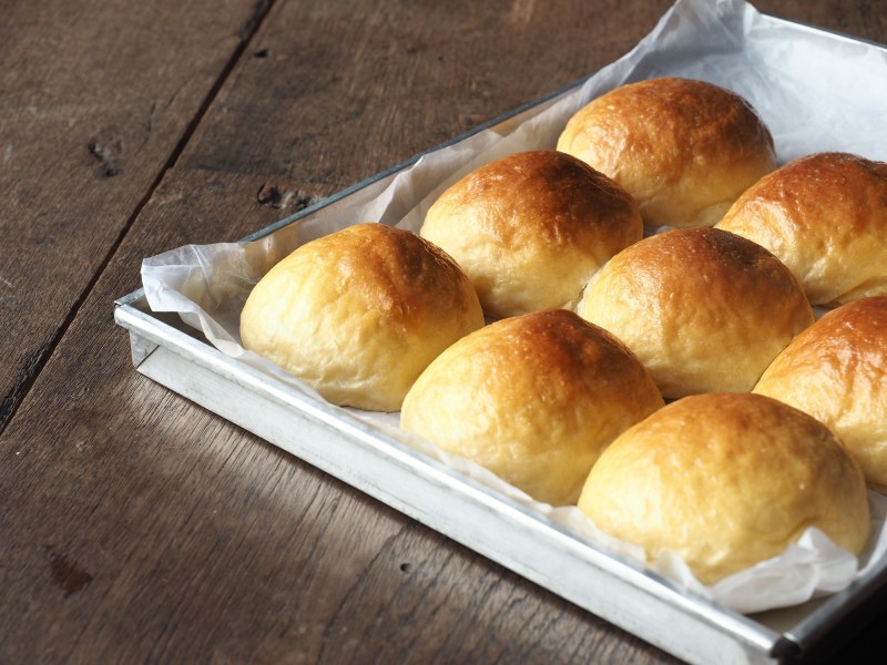 Martinsbrötchen auf einem Backblech.