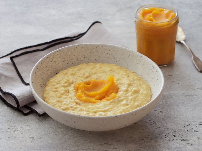 Eine Schüssel Porridge mit süßer Kürbiscreme.