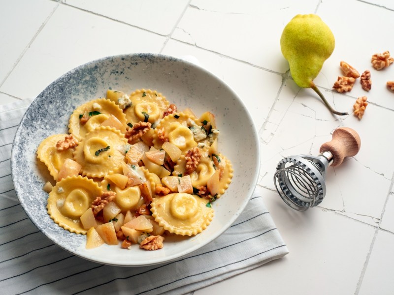 Teller Ravioli mit WalnÃ¼ssen und Birne