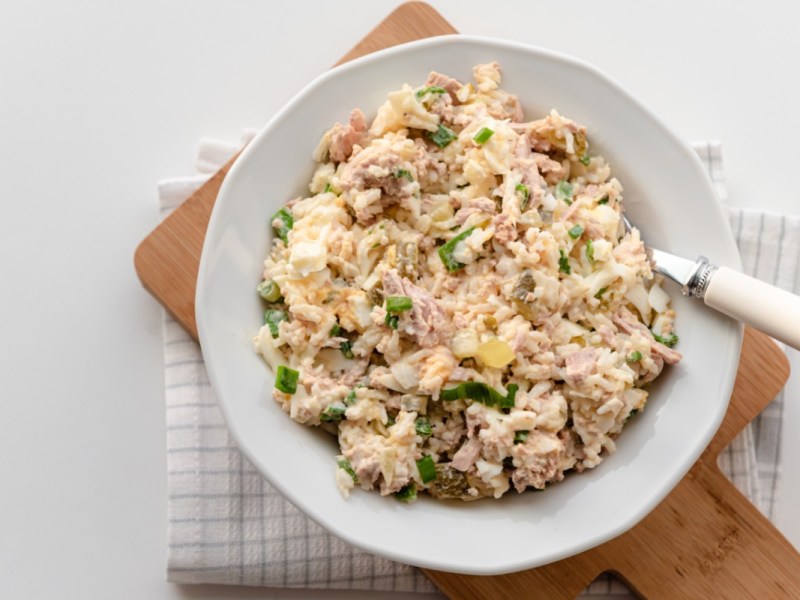 Reissalat mit Thunfisch und Dillsoße in einer Schüssel in der Draufsicht.