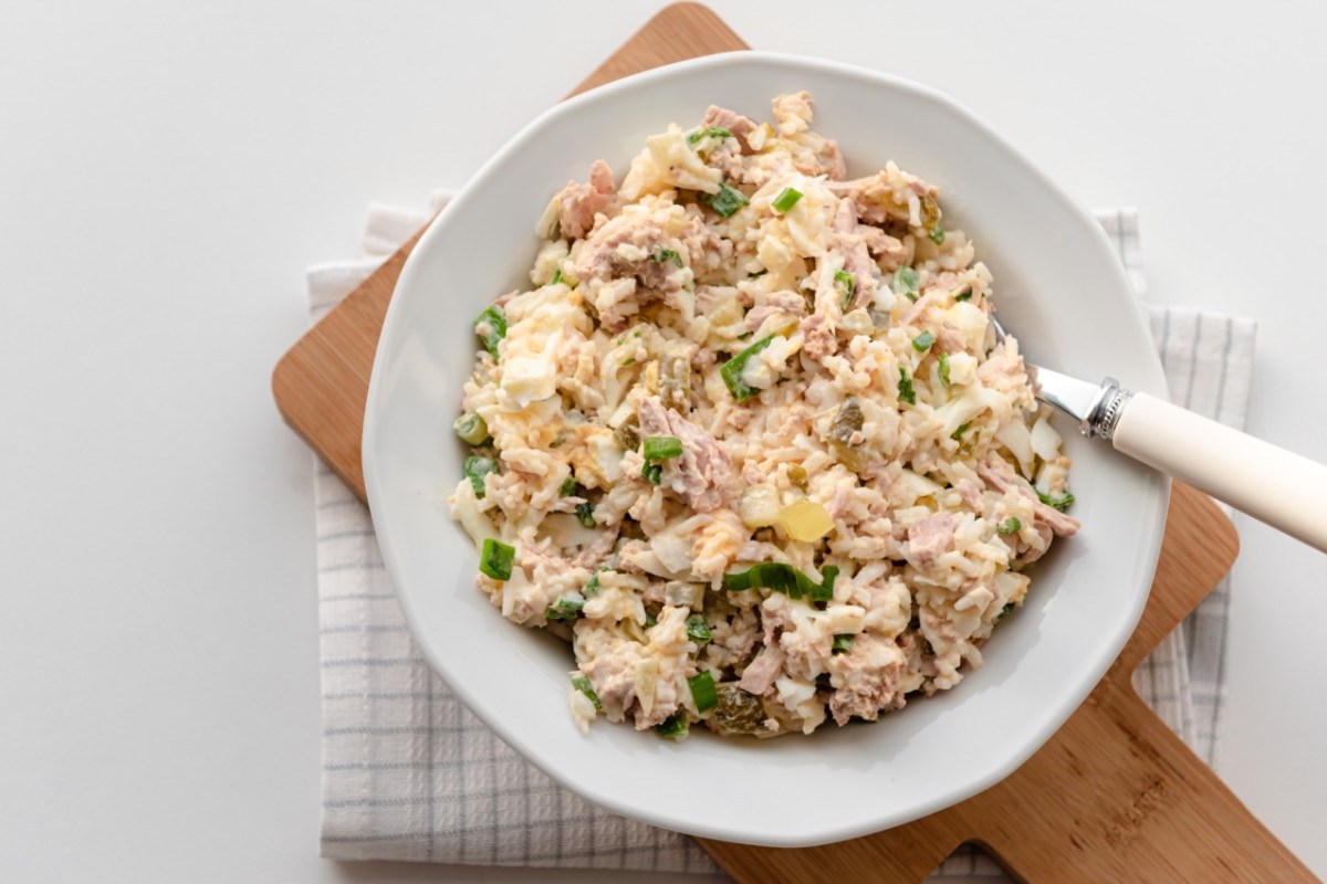 Reissalat mit Thunfisch und Dillsoße in einer Schüssel in der Draufsicht.