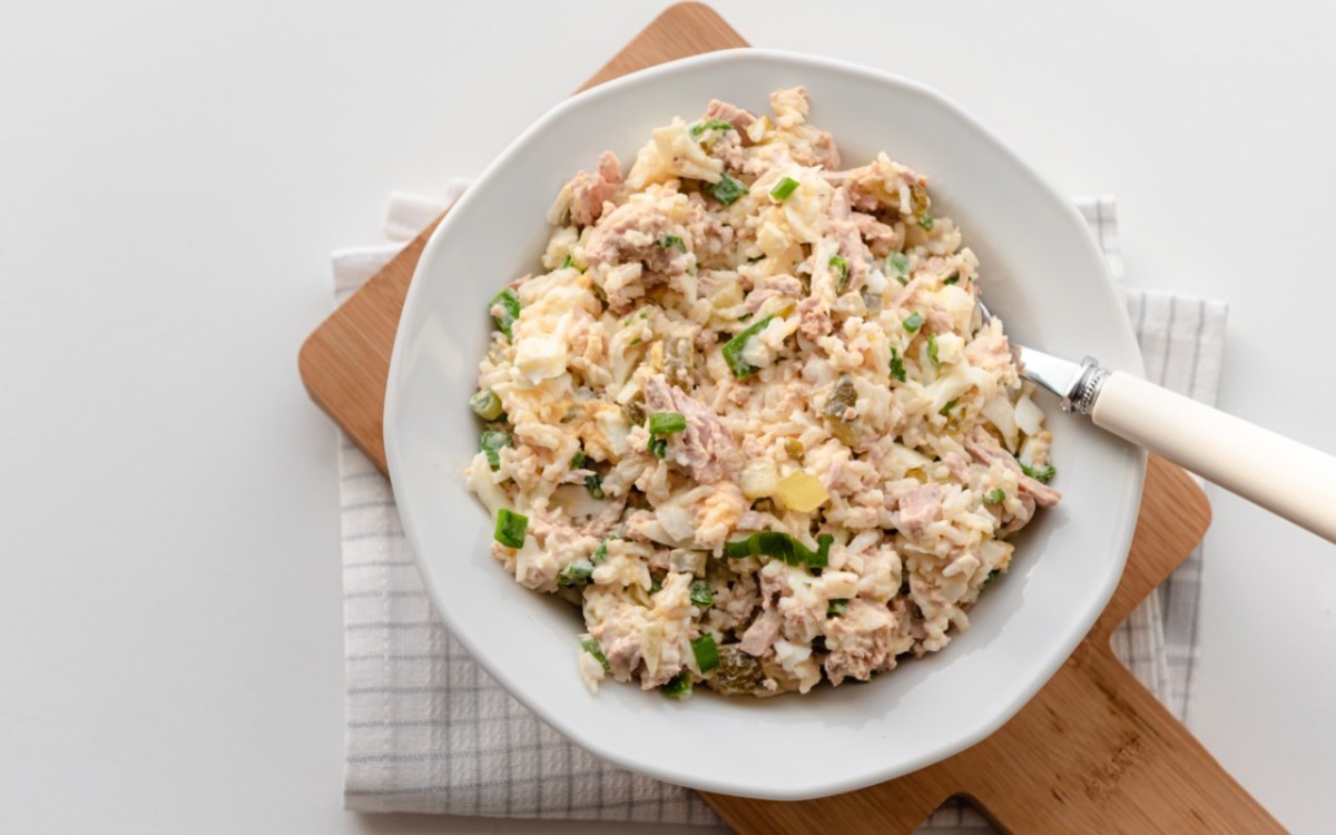 Reissalat mit Thunfisch und Dillsoße in einer Schüssel in der Draufsicht.