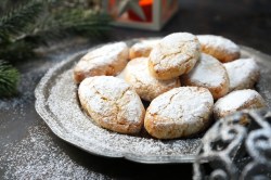 Ein Teller mit Ricciarelli.