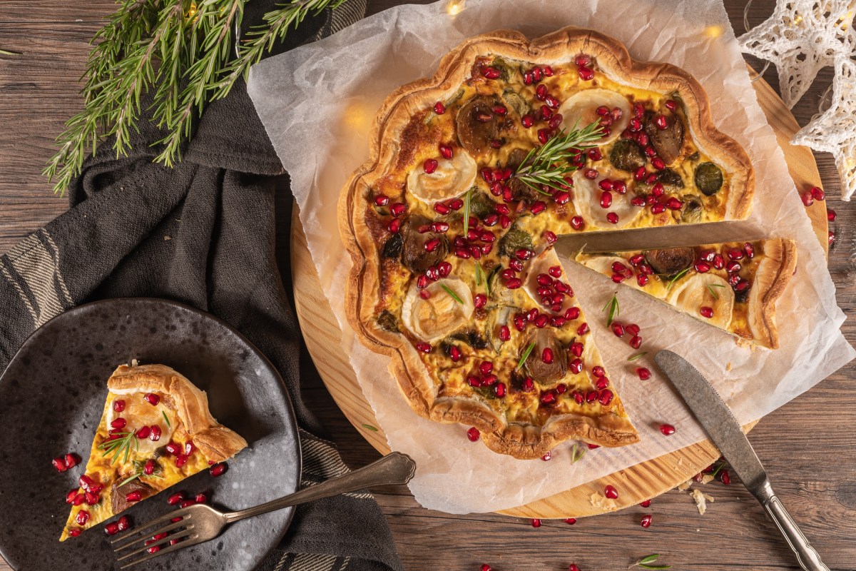 Eine Rosenkohl-Quiche mit ZiegenkÃ¤se in der Draufsicht.