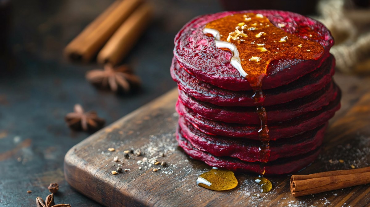 Stapel Rote-Bete-Pancakes mit Ahornsirup und Zimt.