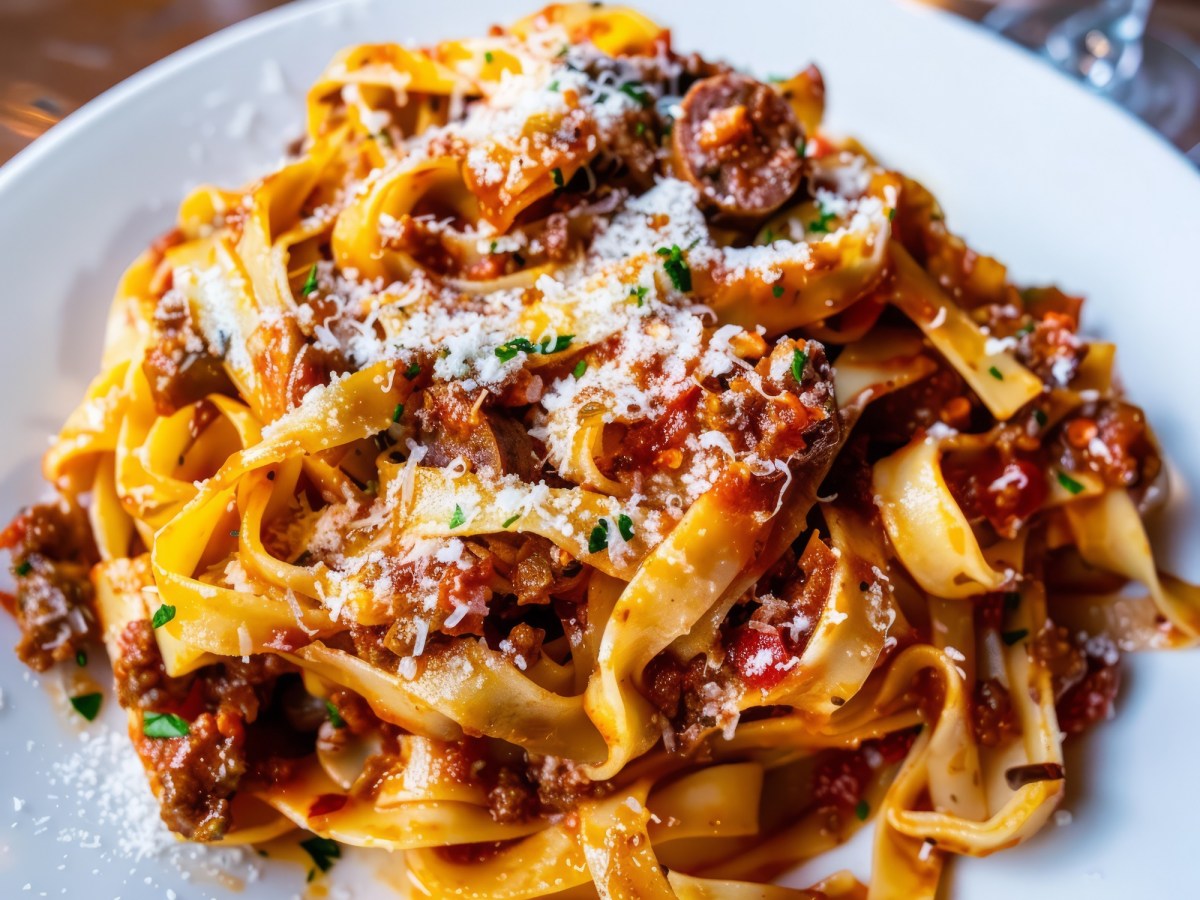 Nudeln mit Salsiccia-Tomatensoße: wärmt die Seele