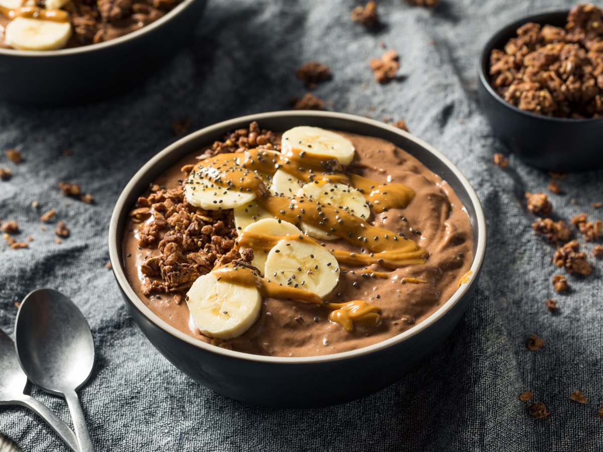 Schokoladen-Smoothie-Bowl: Frühstück wie im Café