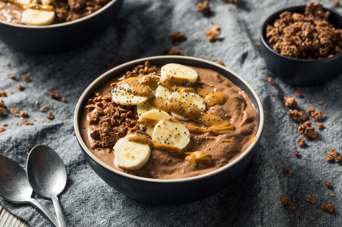 eine Schokoladen-Smoothie-Bowl, garniert mit Banane und Chiasamen.