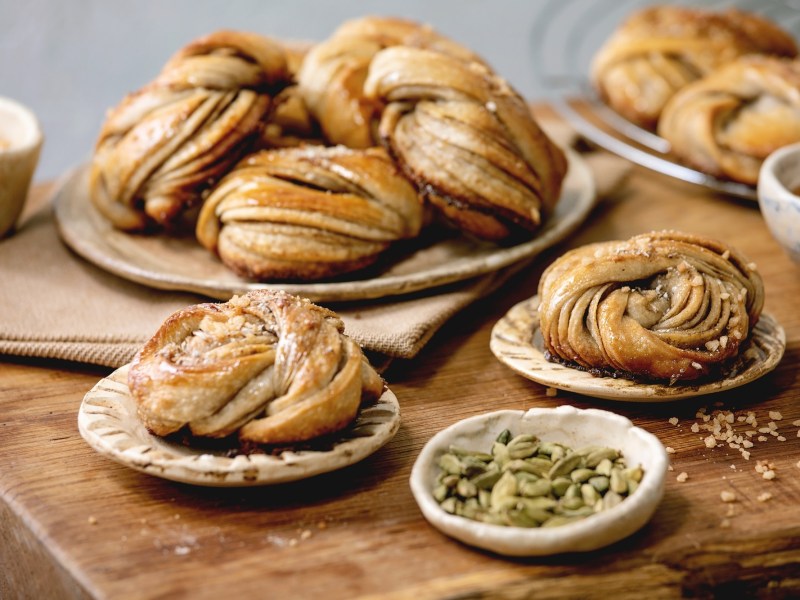 Schwedische Kardamom-Schnecken auf einem Brett.