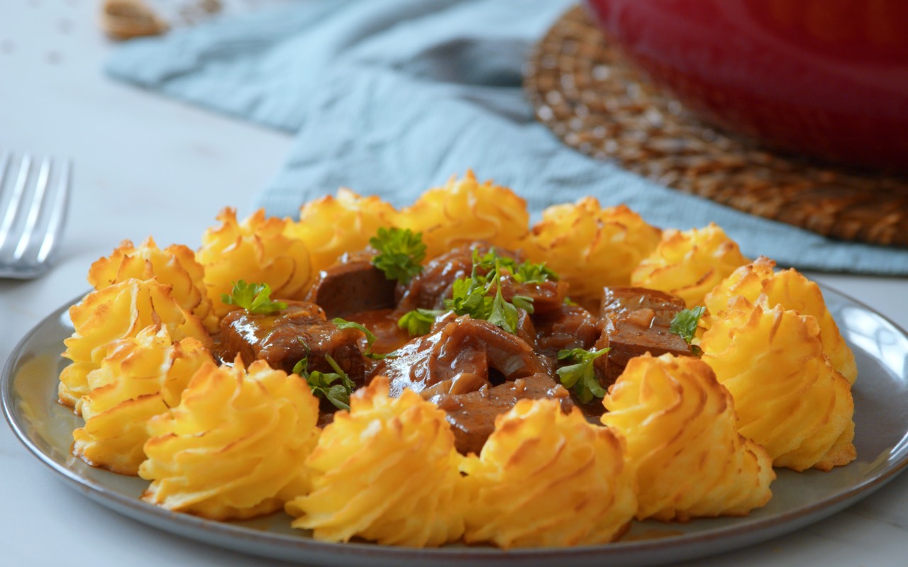 Festliches Tofu-Gulasch mit Herzogin-Kartoffeln - Leckerschmecker