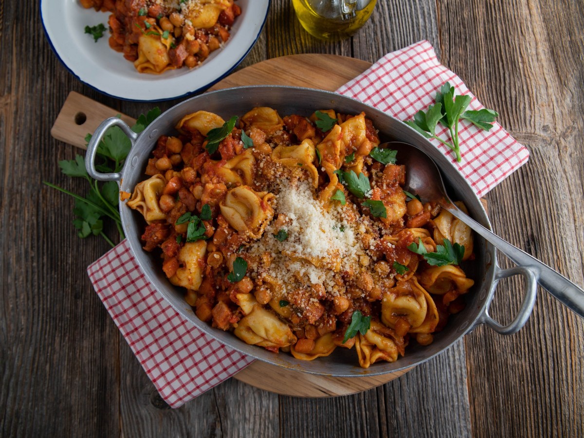 Eine SchÃ¼ssel Tortellini mit Kichererbsen.