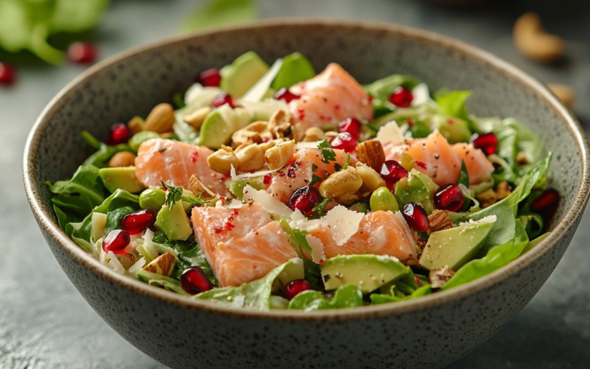 Eine Schüssel Wirsing-Lachs-Salat.