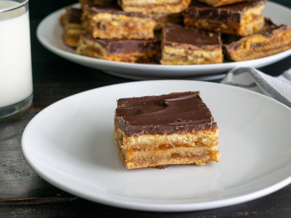 Genießen wie im Budapester Café: Probiere den ungarischen Kuchen Zserbó Szelet