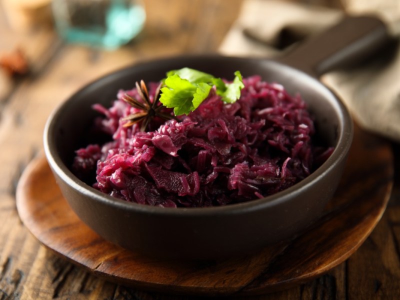 Eine Schale mit Asia-Rotkohl.