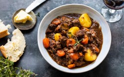 Eine Portion Boeuf bourguignon in einer Schale in der Draufsicht.