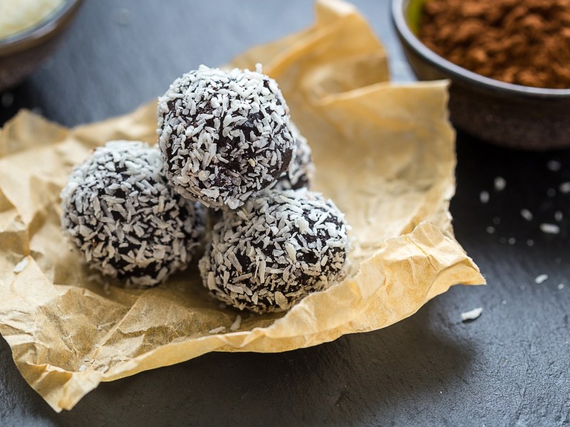 Chokladbollar: schwedische Haferkugeln auf einem StÃ¼ck Backpapier.