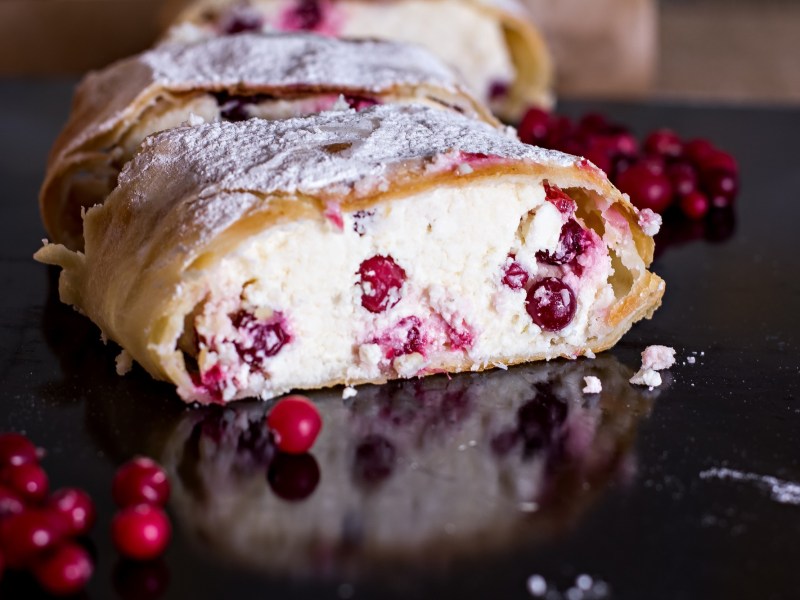 Ein angeschnittener Cranberry-Quark-Strudel