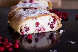 Ein angeschnittener Cranberry-Quark-Strudel