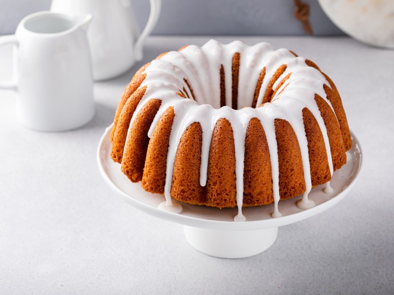 Ein EierlikÃ¶rkuchen mit Guss auf einem Kuchentablett.