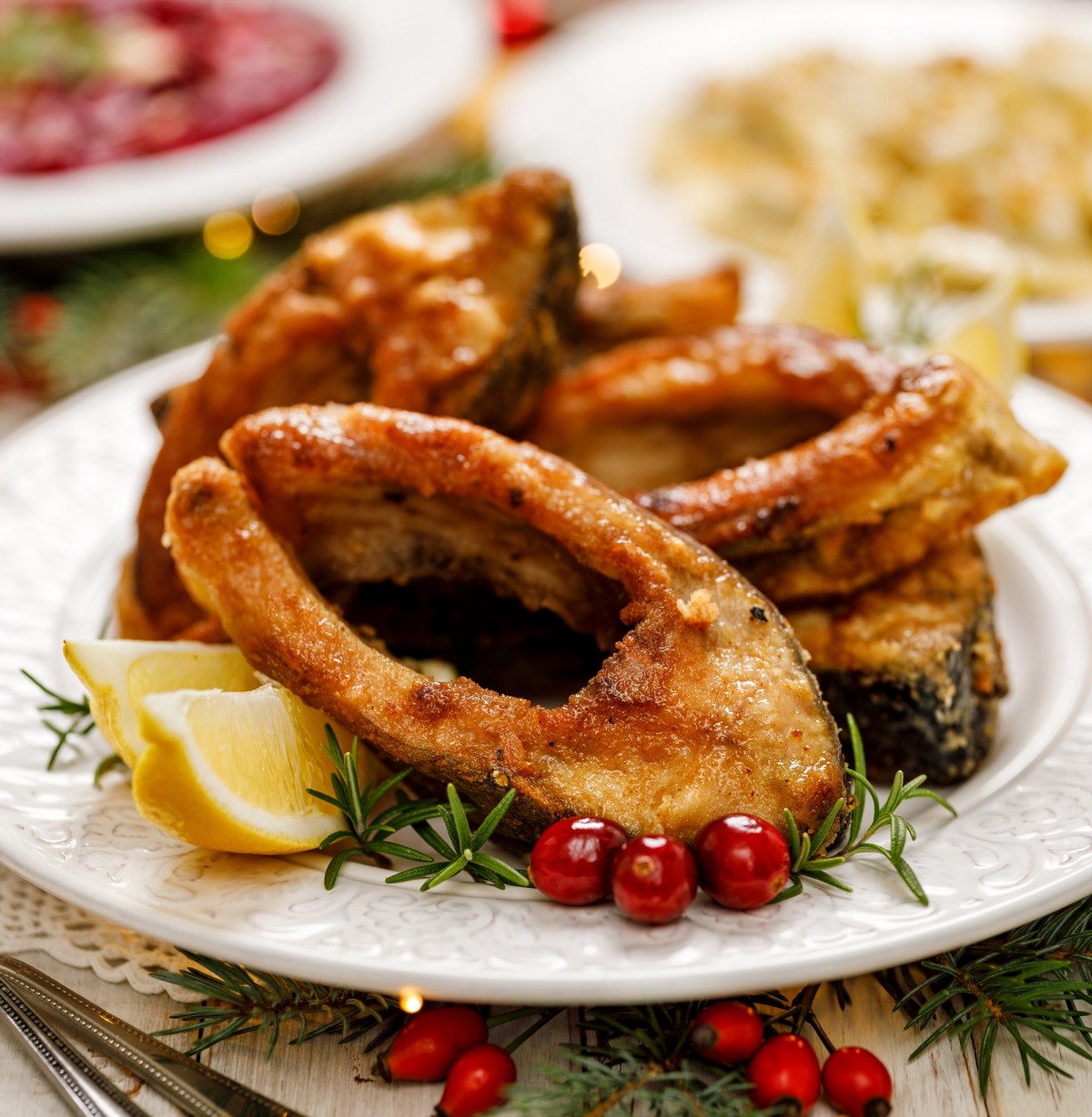 Teller mit Karp smaÅ¼ony - polnischer Weihnachtskarpfen