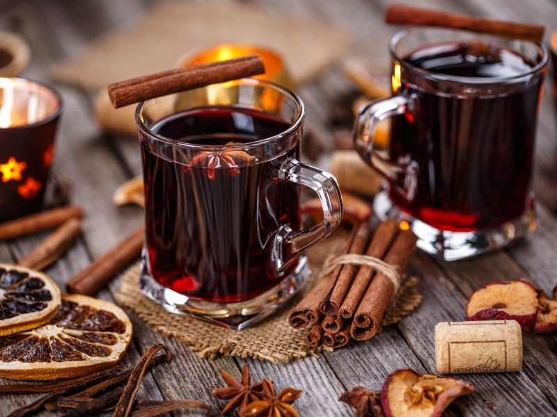 GlÃ¼hwein selber machen: 2 GlÃ¤ser GlÃ¼hwein mit Zimtstange und Anisstern garniert.