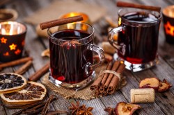 Glühwein selber machen: 2 Gläser Glühwein mit Zimtstange und Anisstern garniert.