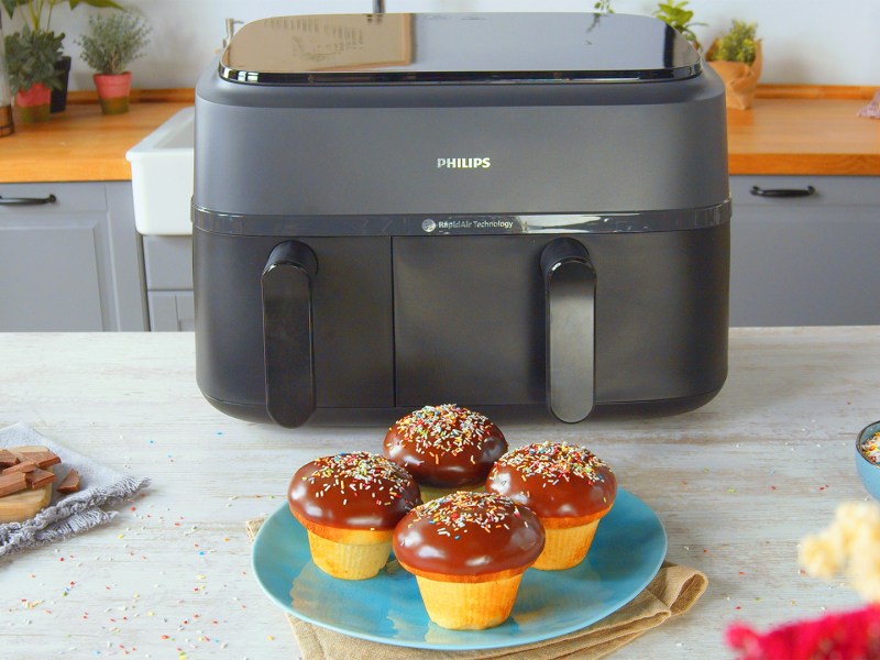 Ein Teller Krapfen-Muffins, dahinter Philips Airfryer 3000 Series Dual Basket.