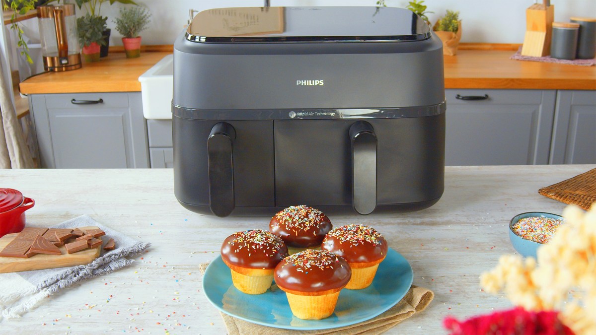 Ein Teller Krapfen-Muffins, dahinter Philips Airfryer 3000 Series Dual Basket.