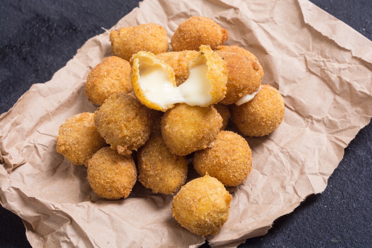 Mozzarella-BÃ¤llchen aus dem Airfryer auf Backpapier.