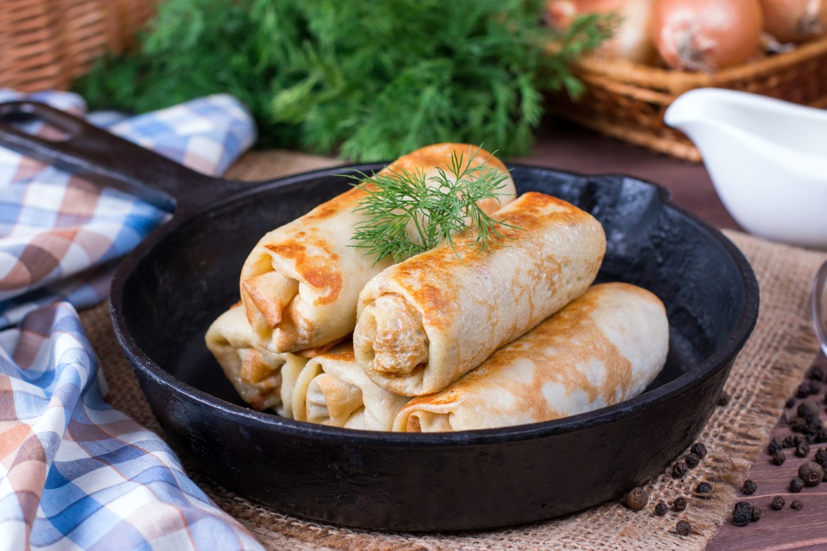 Eine Pfanne mit Pfannkuchen mit Reis-Pilz-FÃ¼llung.