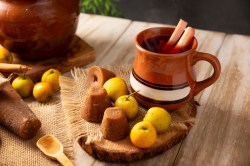 Eine Tasse Ponche Navideño: mexikanischer Fruchtpunsch