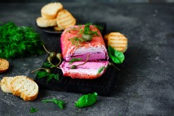 angeschnittene Rote-Bete-Lachs-Terrine auf einem Tisch