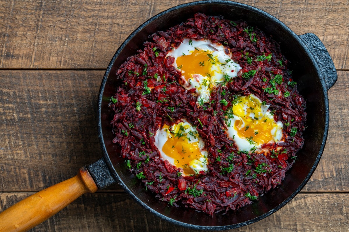 Pfanne mit Rote-Bete-Shakshuka