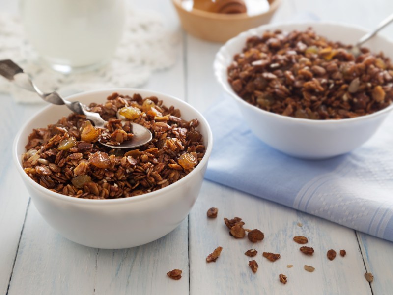 Zwei Schüsseln mit Schoko-Granola.